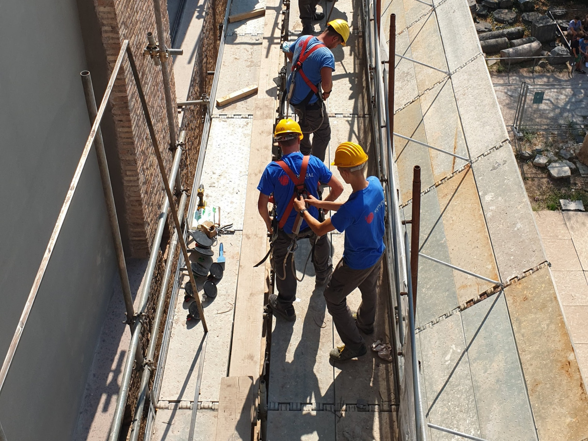 Squadra Mondial Infissi sul ponteggio