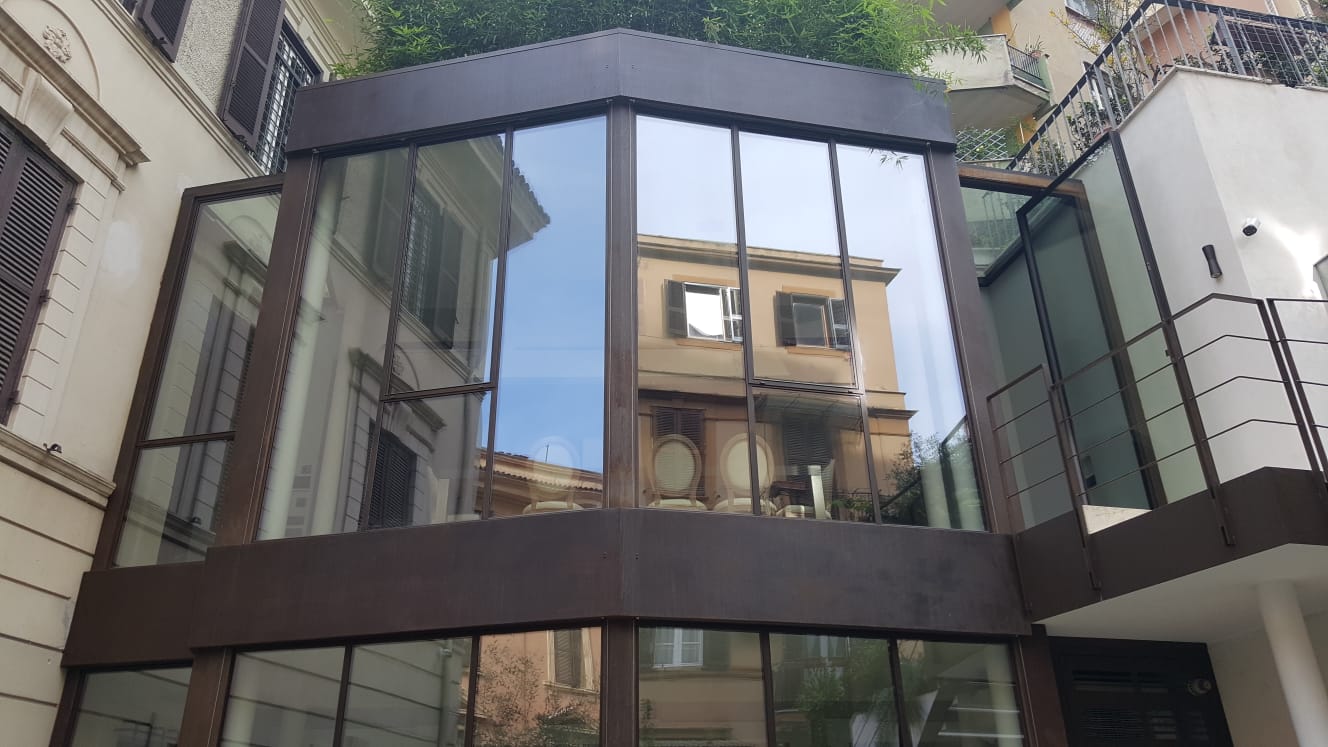 La facciata vetrata in corten a lavori ultimati