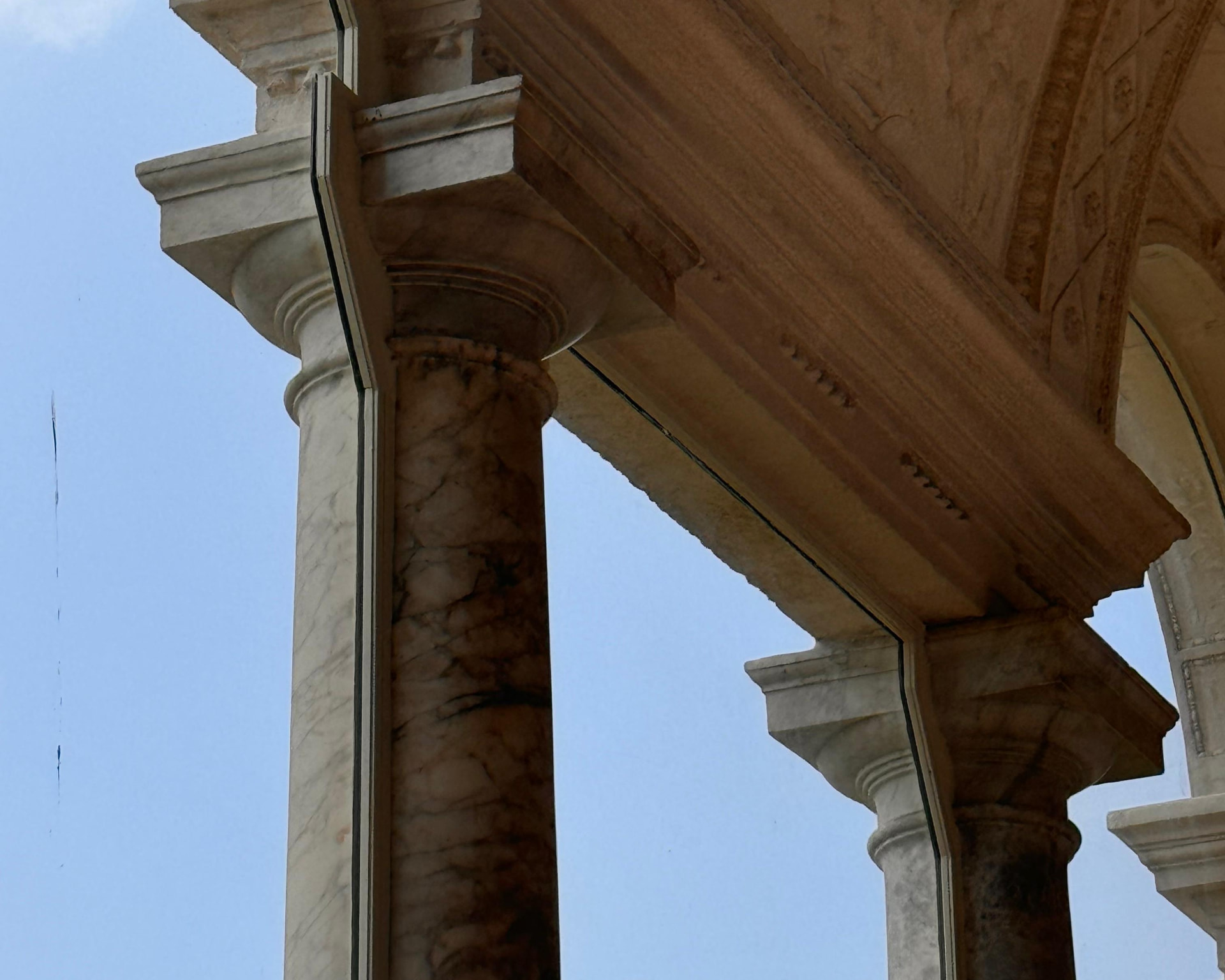Dettaglio dei profili sagomati sul colonnato della loggia
