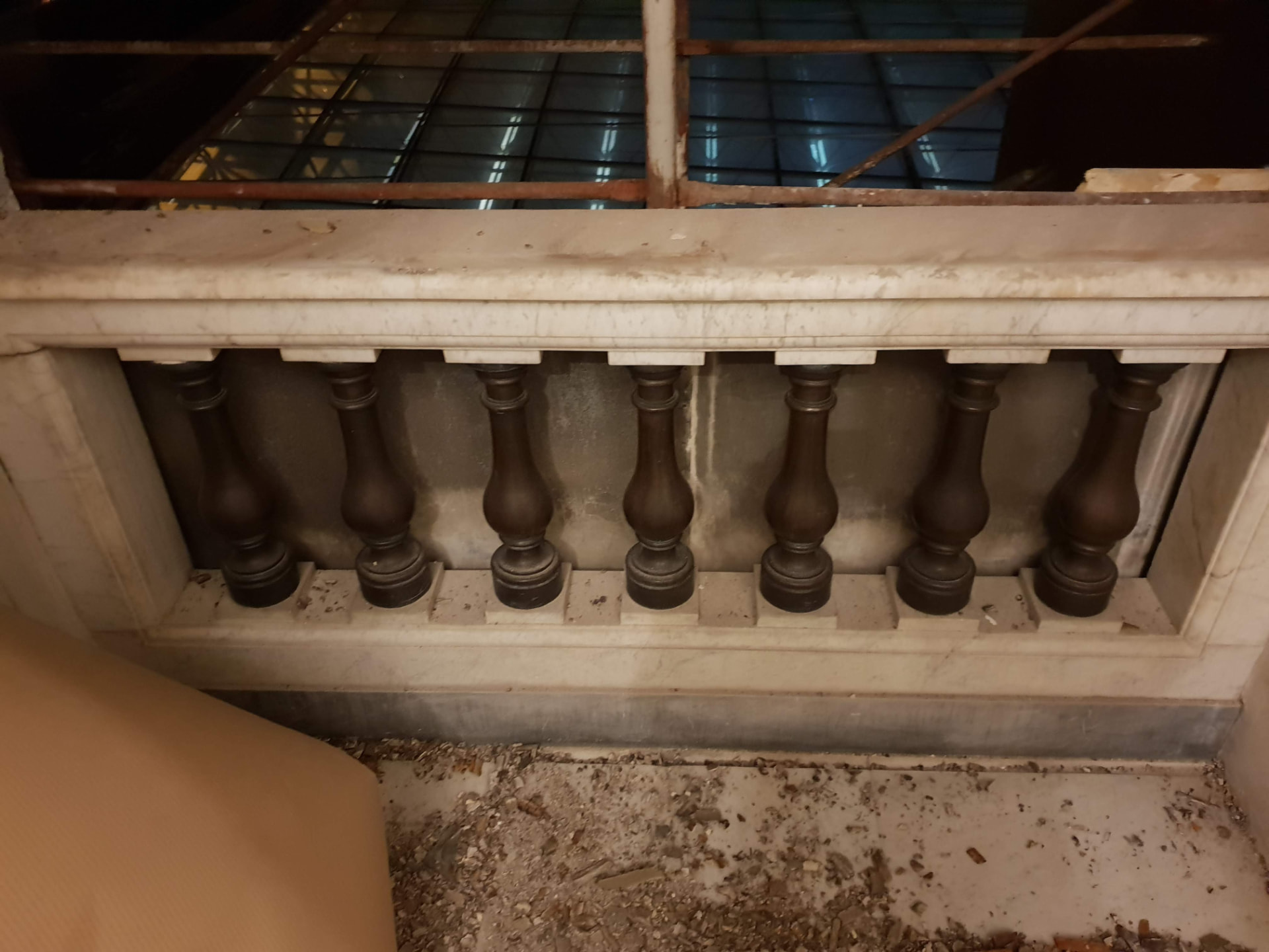 Dettaglio della balaustra storica durante le opere di cantiere