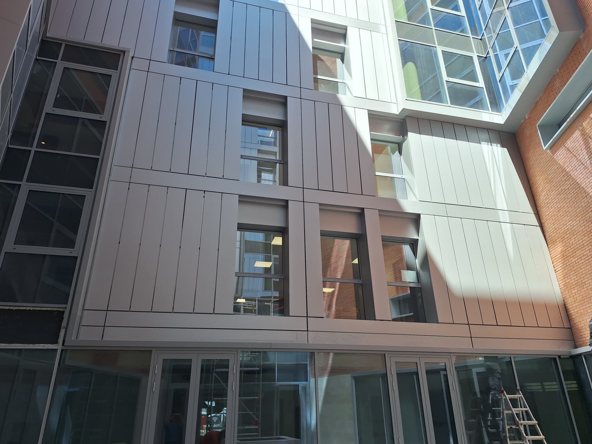 Facciata ventilata in Alucobond e serramenti in fase di installazione