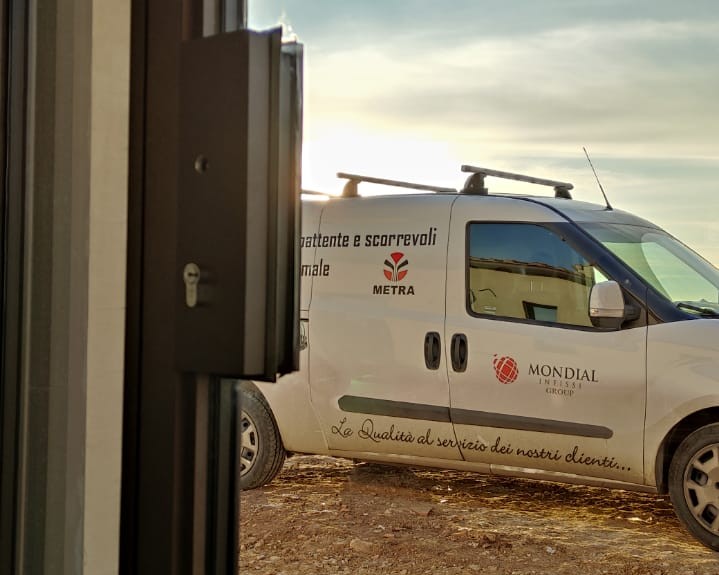 Furgone Mondial Infissi Group in cantiere