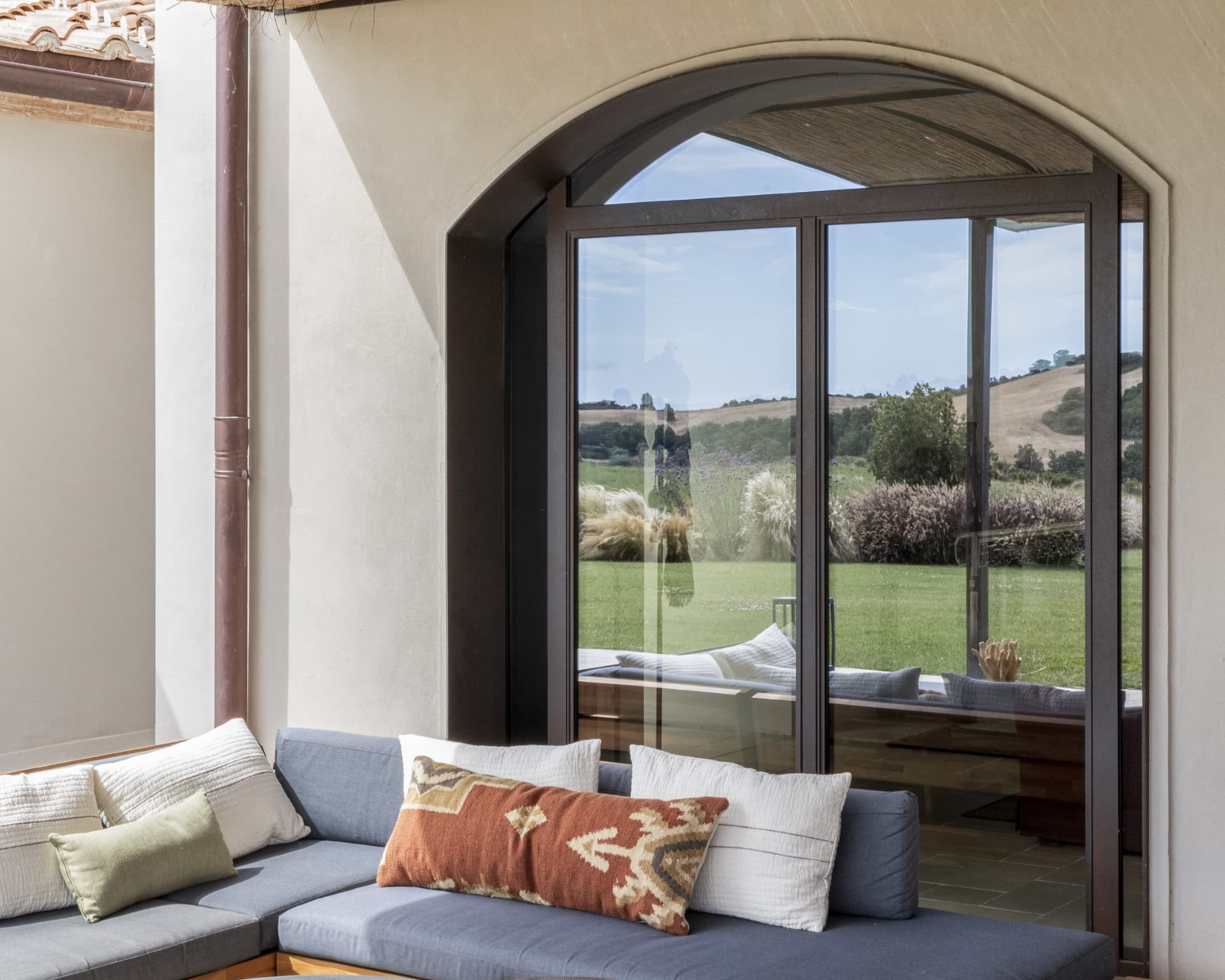 Portafinestra ad arco ribassato con vista sul giardino