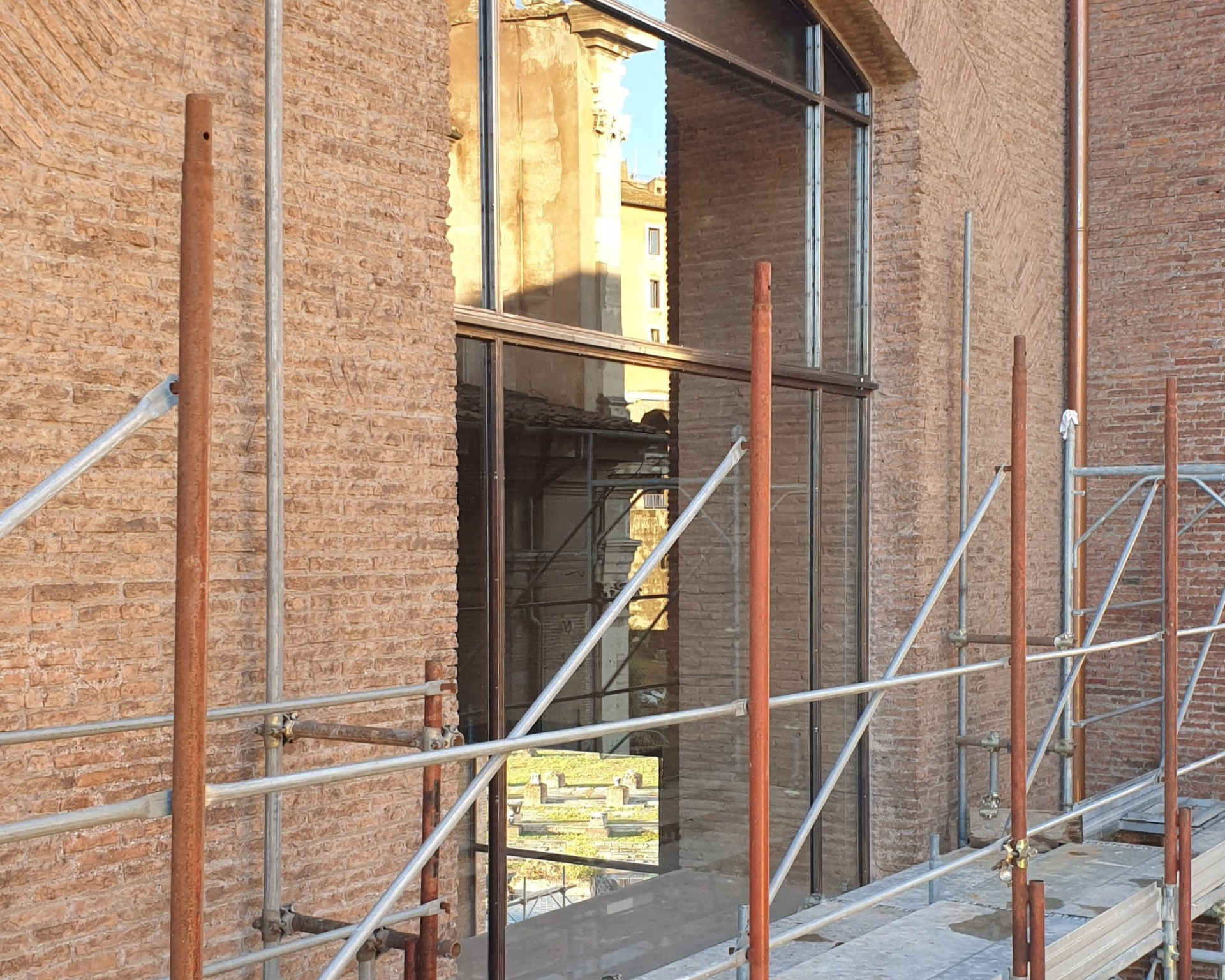 La grande vetrata installata vista dall'impalcato di ponteggio