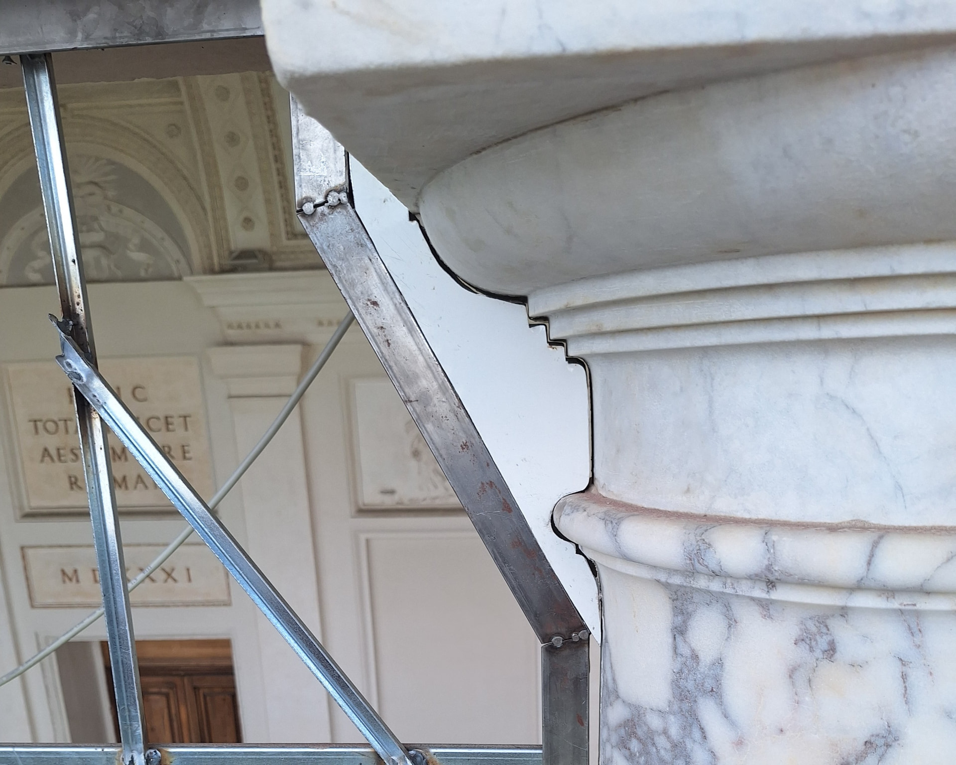 Dettaglio della sagoma metallica sul capitello in marmo