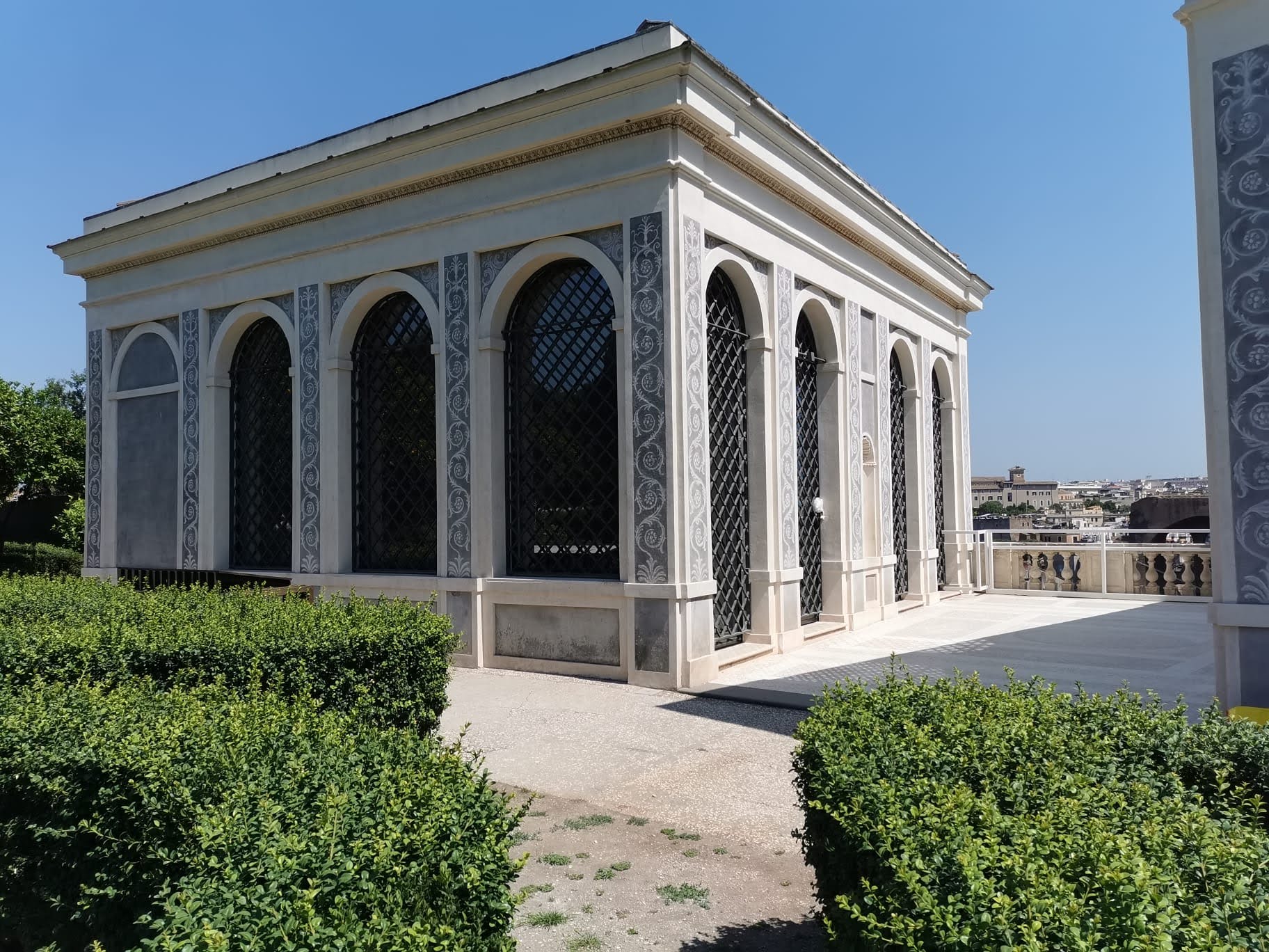 Prospetto dell'Uccelliera dal giardino di bosso