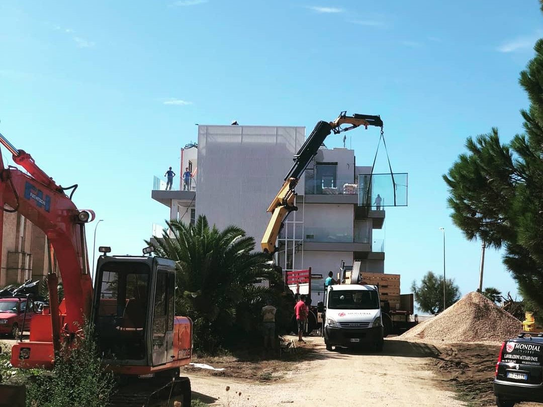 Mezzi di sollevamento in cantiere sul litorale di Terracina