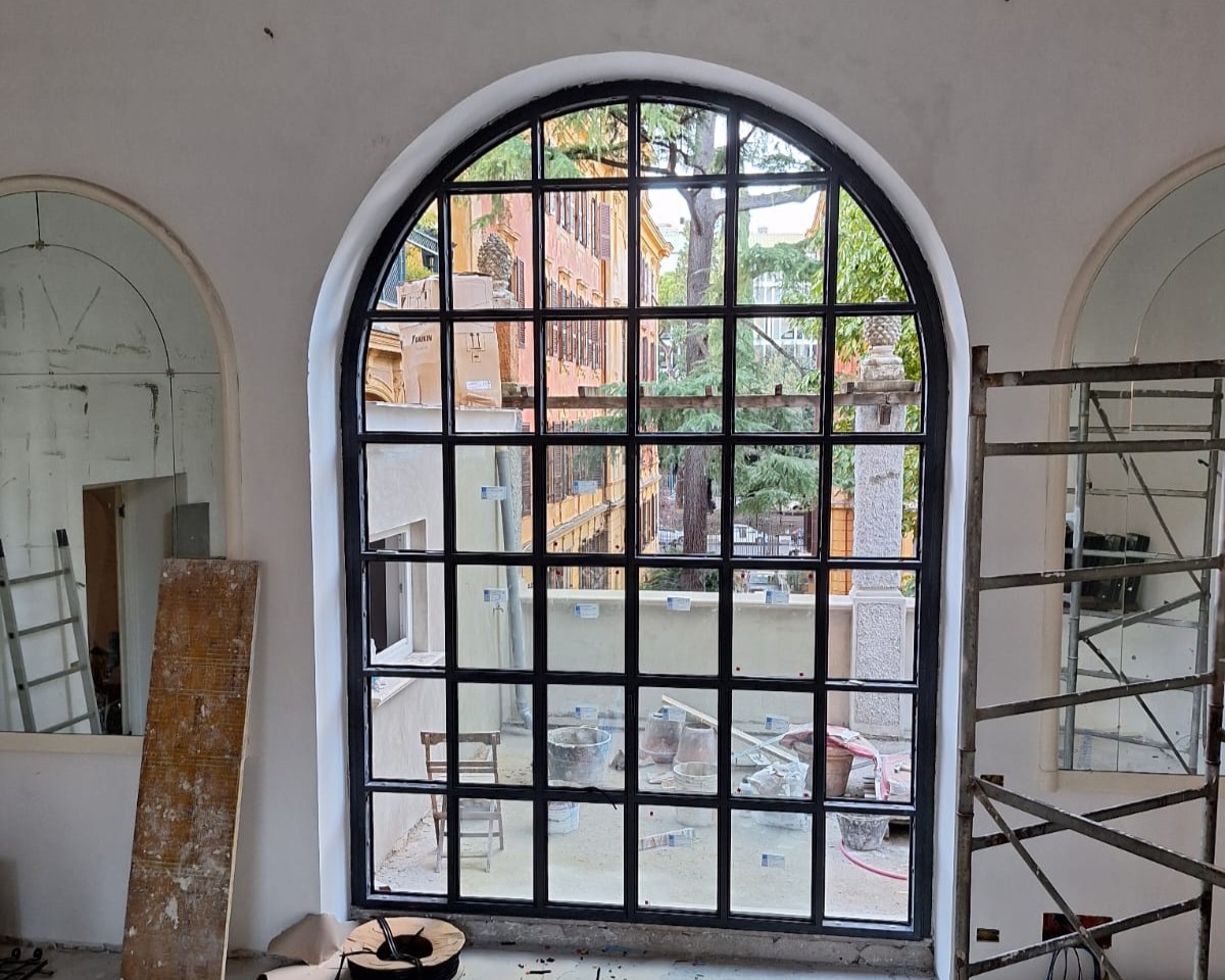 La vetrata centinata di Casa Pimentel durante il cantiere