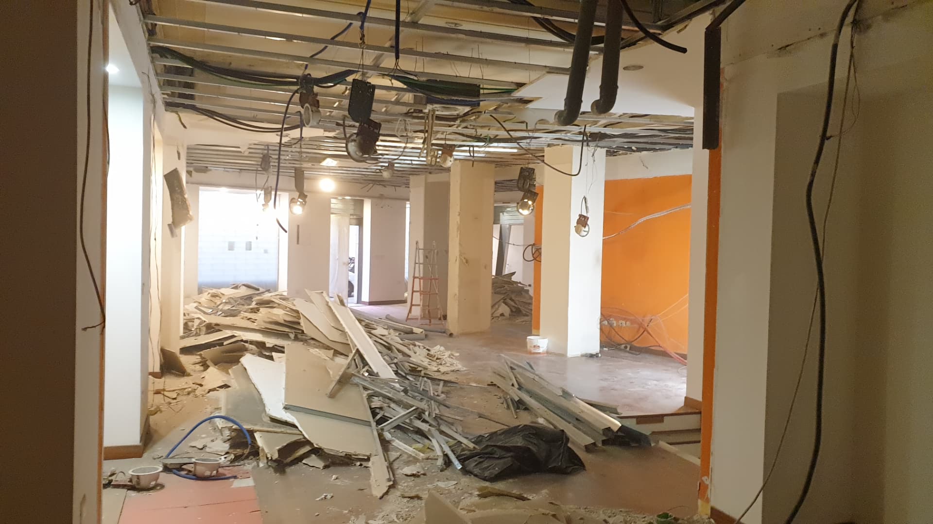 Fase di demolizione e strip out dell'immobile