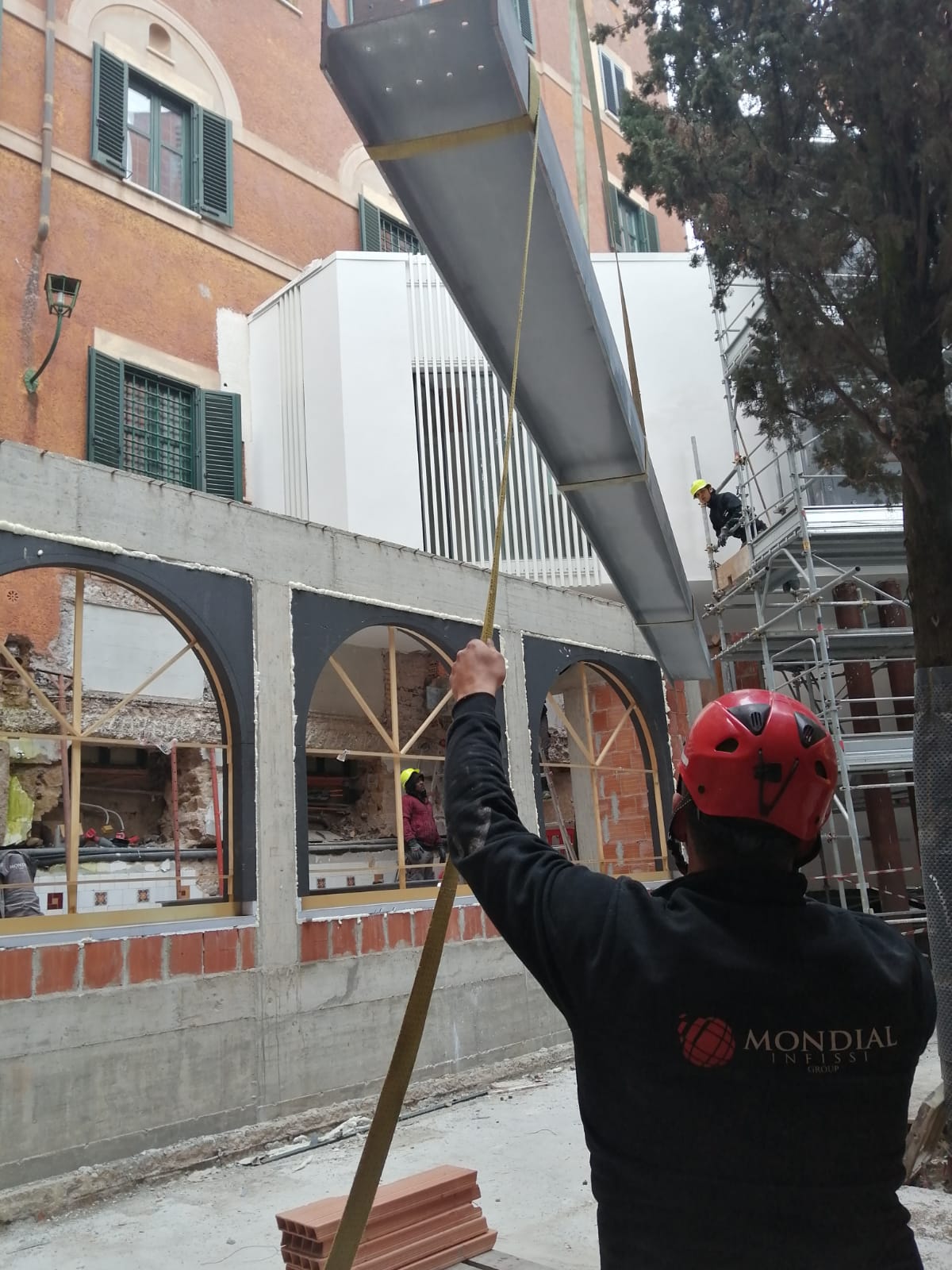 Sollevamento e posa di una trave metallica