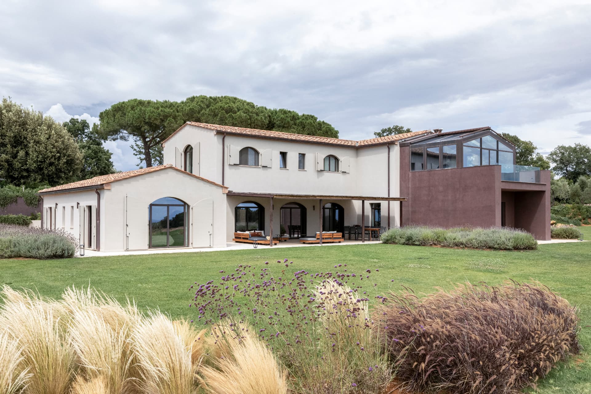Veduta d'insieme del casale con serre e giardino