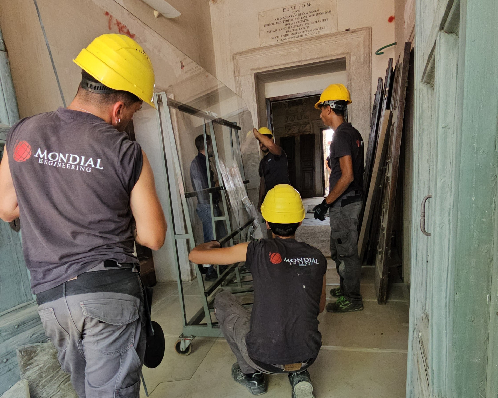 Squadra Mondial Infissi durante la movimentazione delle lastre in cantiere