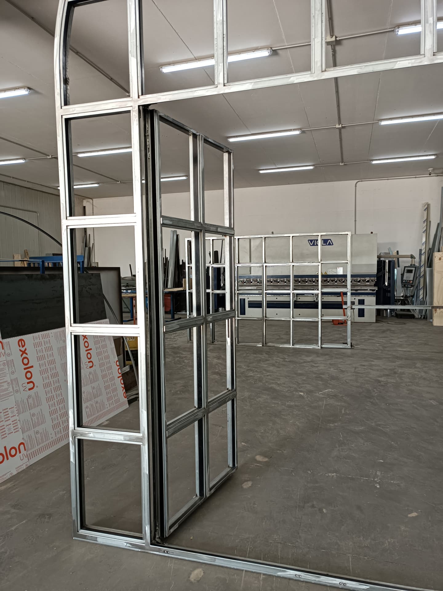 I telai in acciaio in lavorazione nelle officine Mondial Infissi