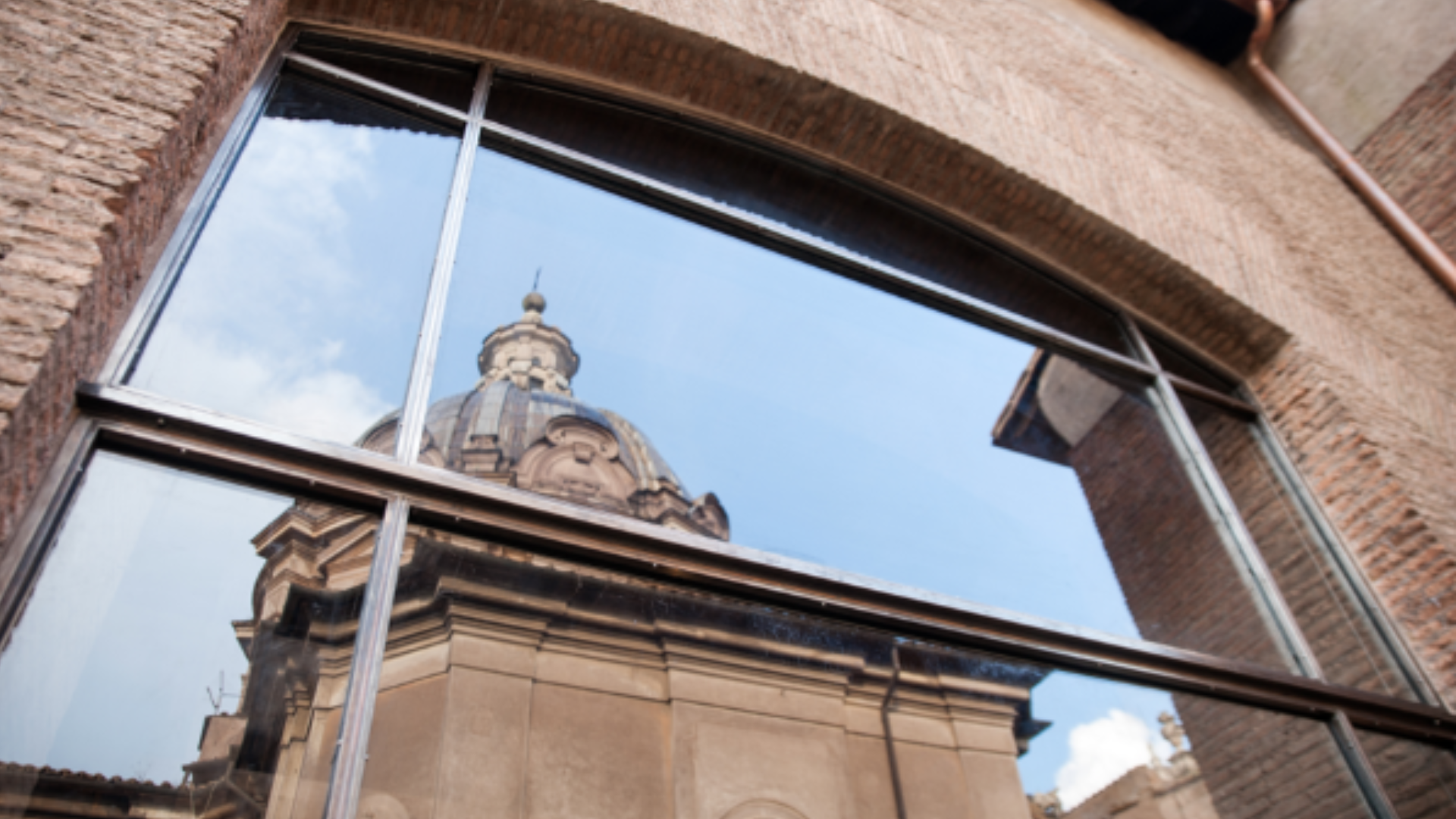 Vetrata con riflesso della cupola — profili minimali