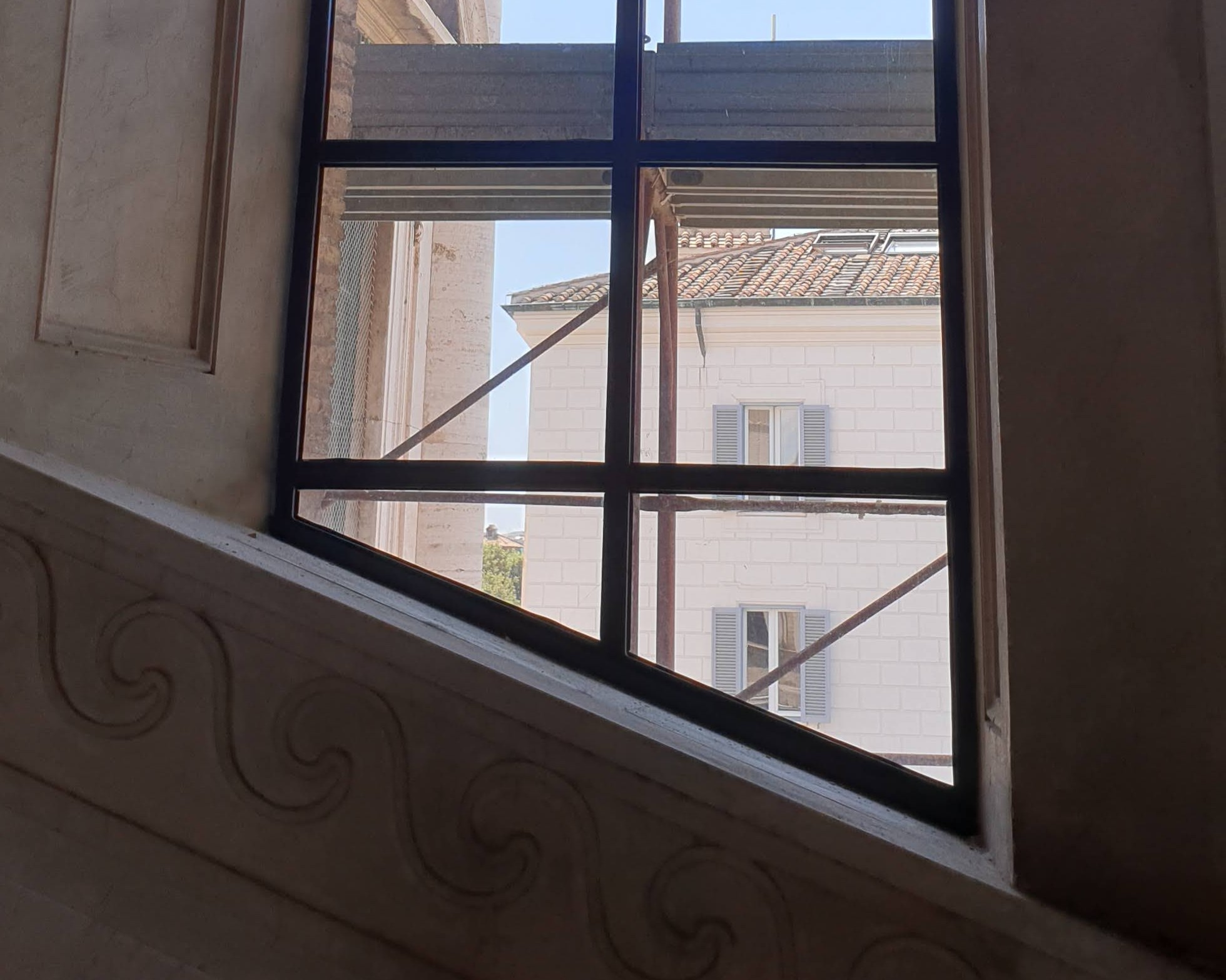 Serramento a fuga lungo l'inclinazione della Scala Simonetti