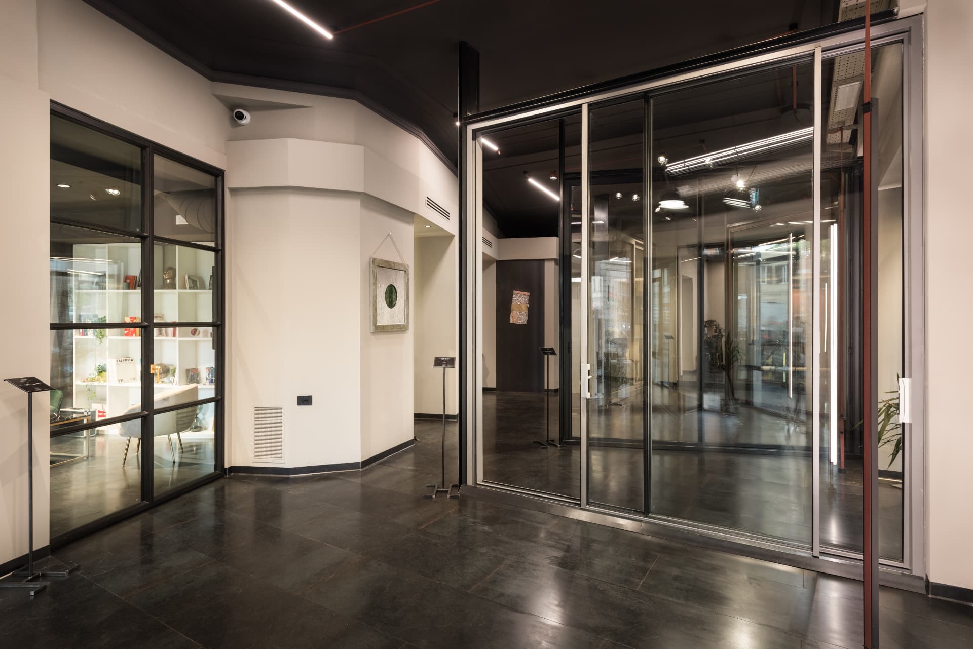 Interno dell'Atelier Mondial Infissi Group con sistemi scorrevoli in esposizione