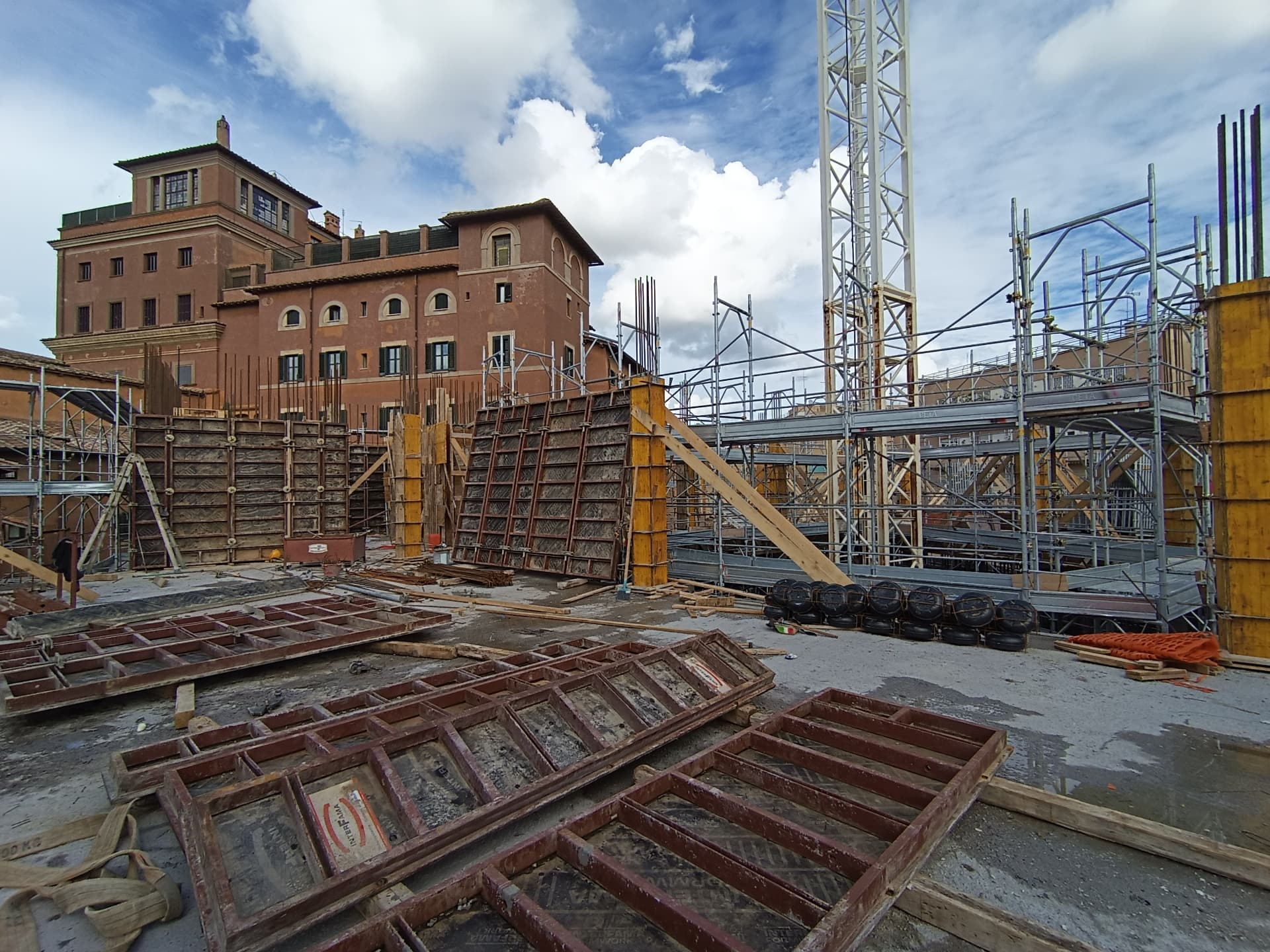 Cantiere con strutture in cemento armato e ponteggi