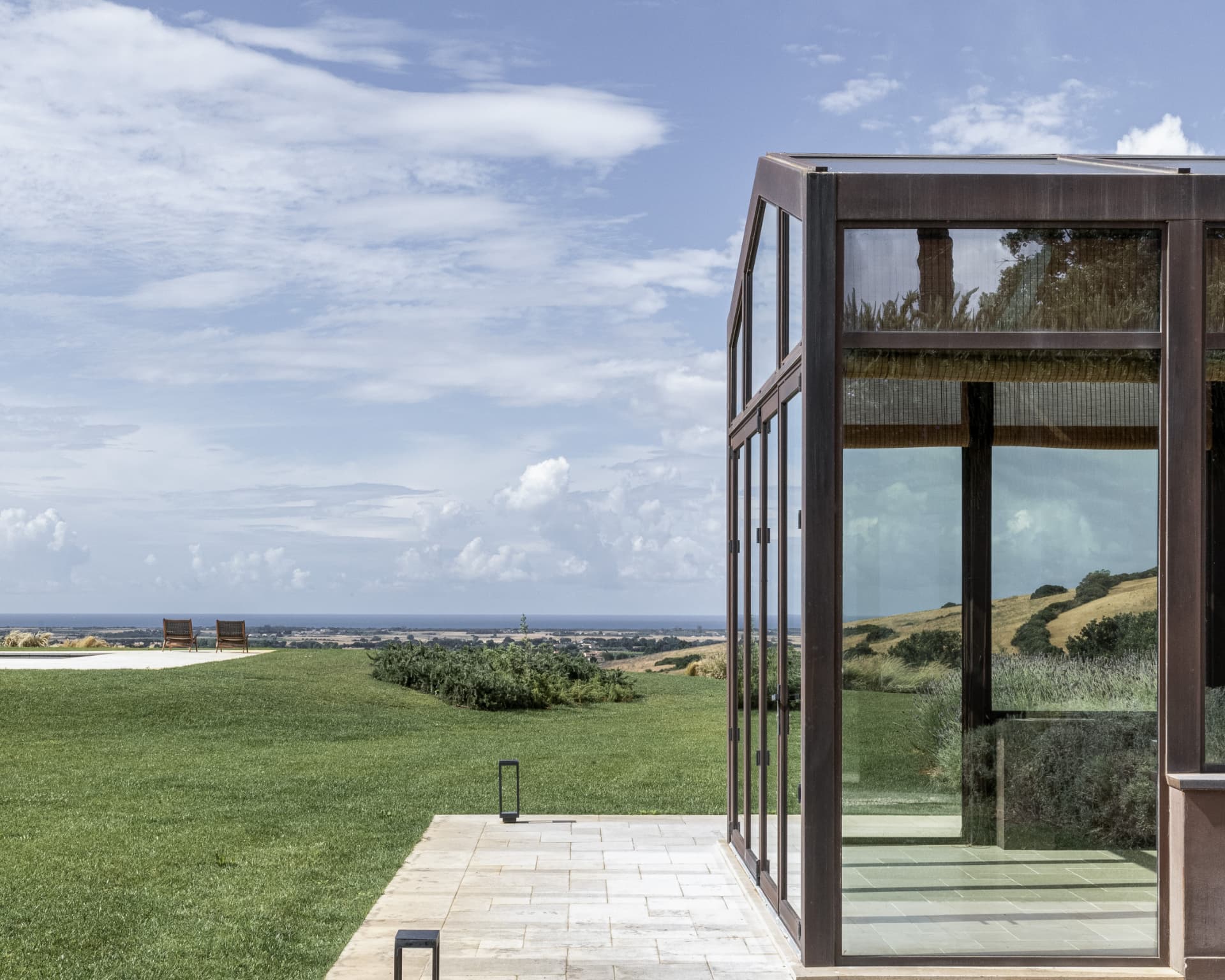 Serra vetrata con vista sulla campagna e sul mare