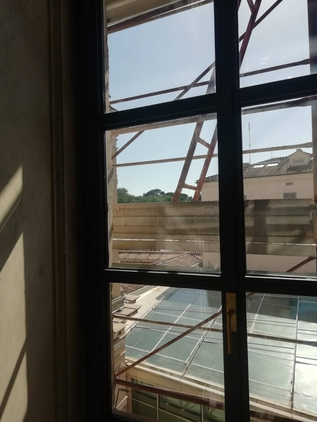 Vista del cantiere attraverso il nuovo serramento