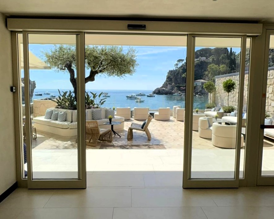 Scorrevoli aperti sulla terrazza lounge con vista mare
