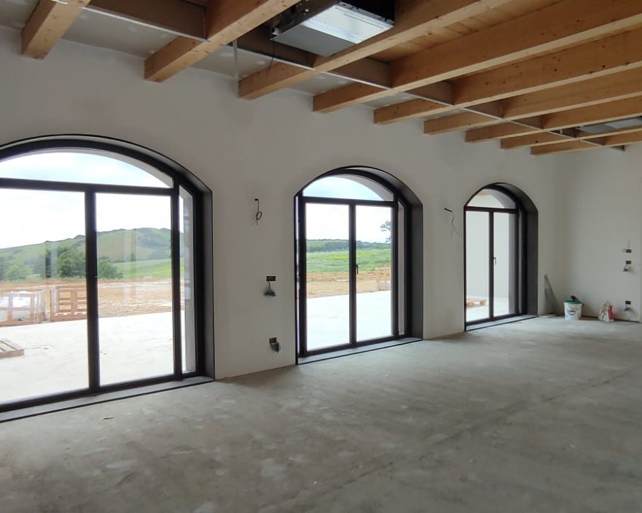 Interno con finestre ad arco in cantiere