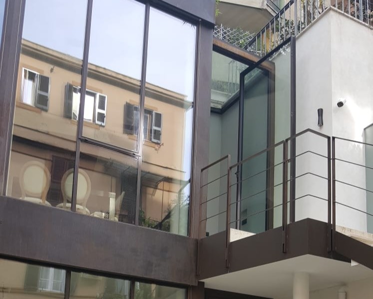 La facciata vetrata e il collegamento esterno durante il cantiere