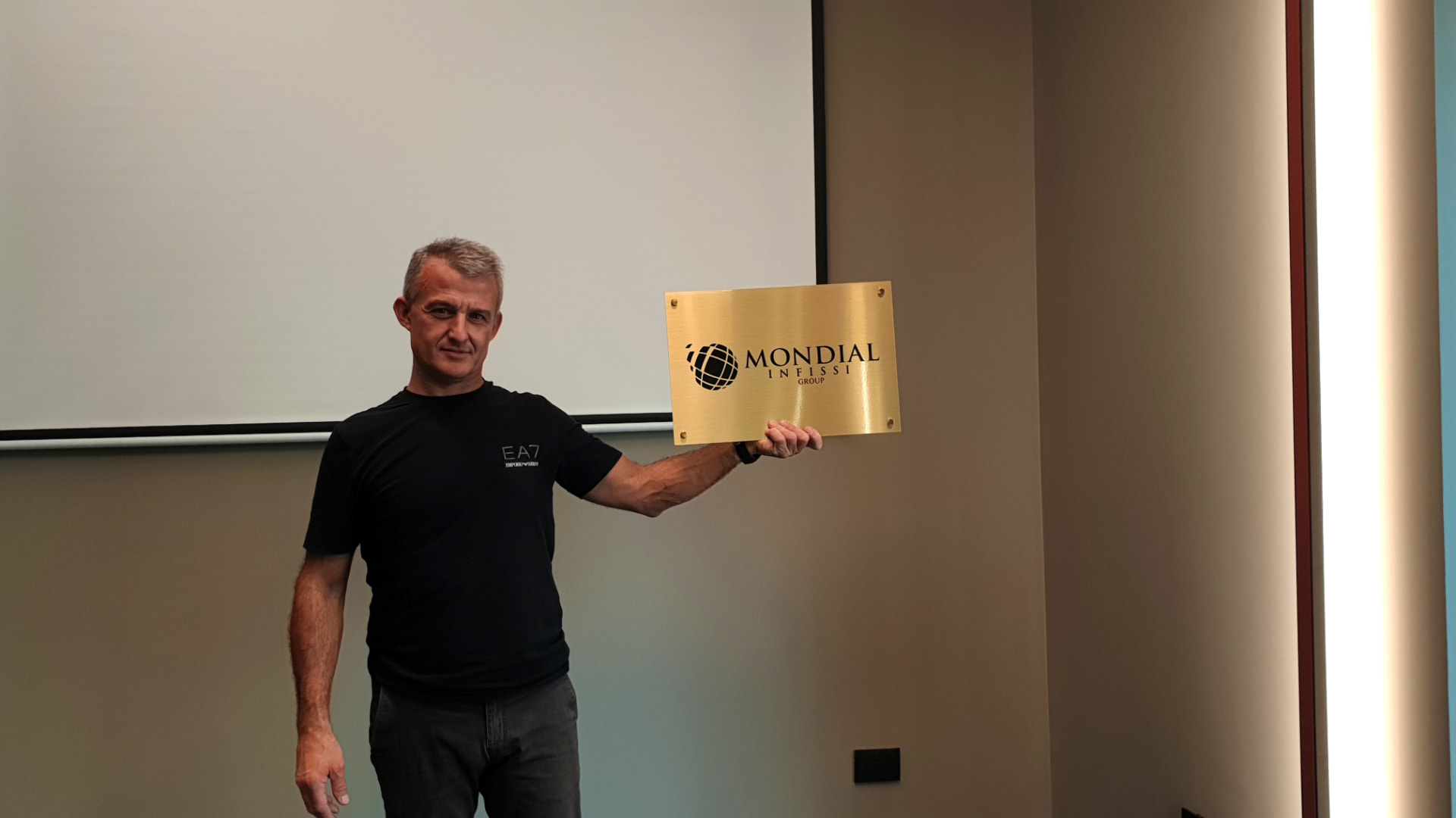La targa Mondial Infissi Group del nuovo Atelier