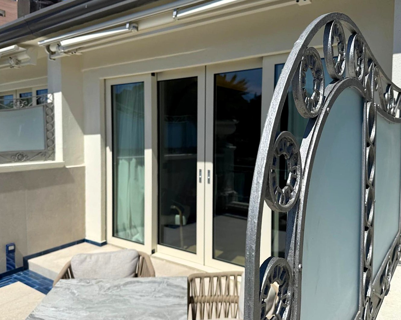 Scorrevoli di una terrazza privata con ringhiera in ferro battuto