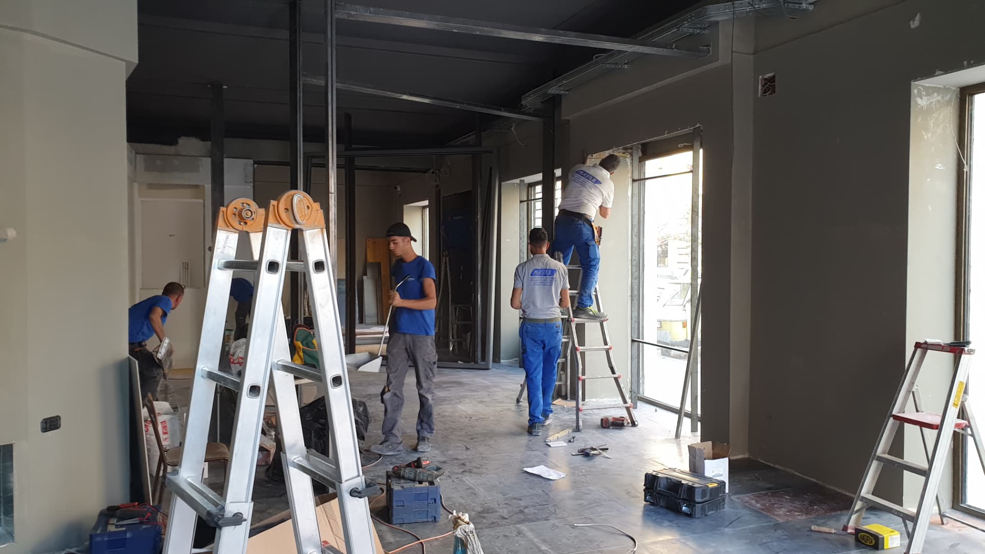 Montaggio delle strutture e delle vetrate interne
