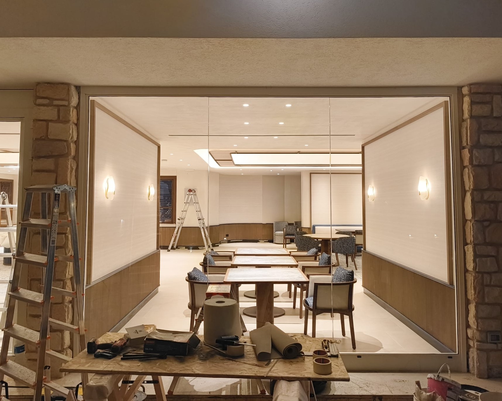 La vetrata della sala ristorante durante le finiture interne