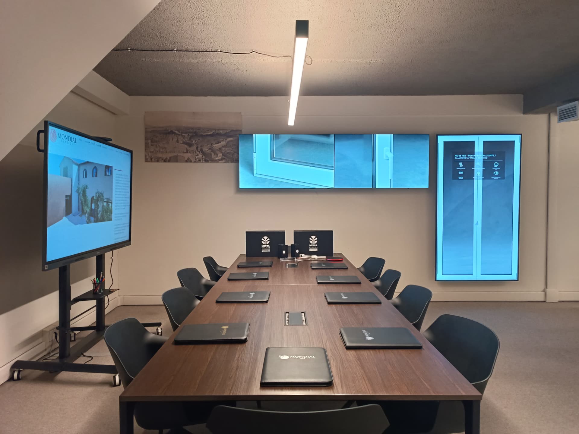 Sala riunioni dell'Atelier con sistemi in esposizione