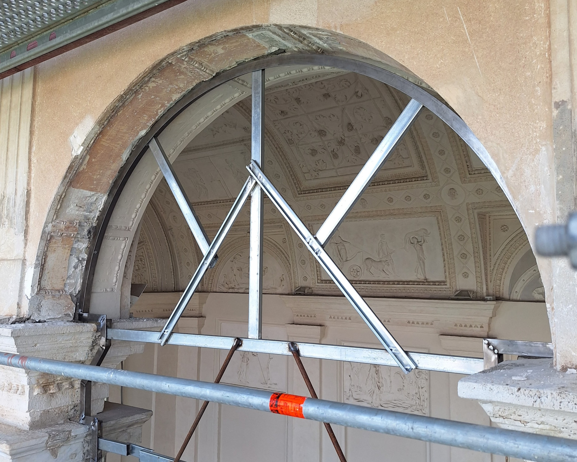 Telaio sagomato installato nell'arco della loggia