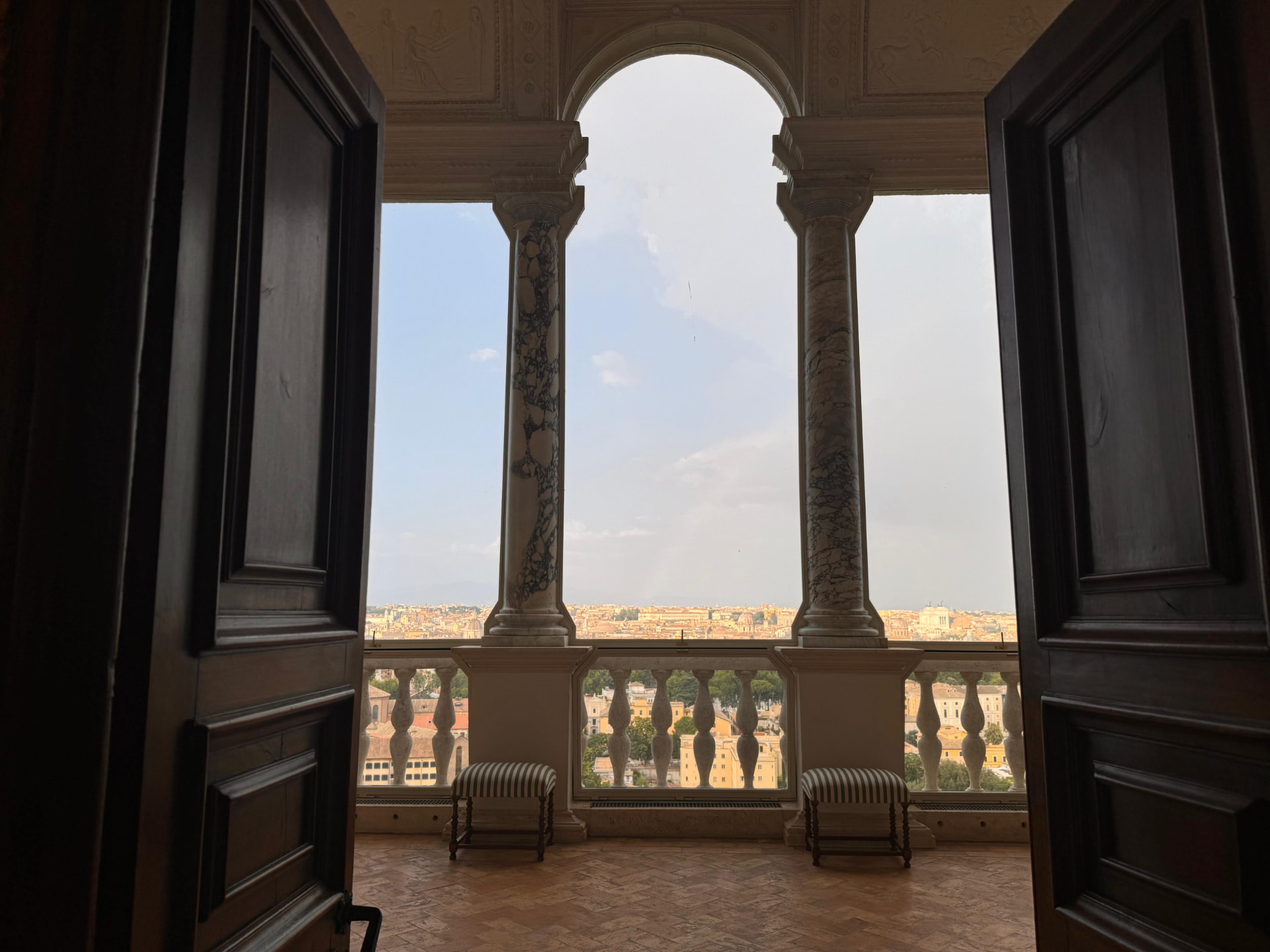 Loggia finita con vista sui tetti di Roma