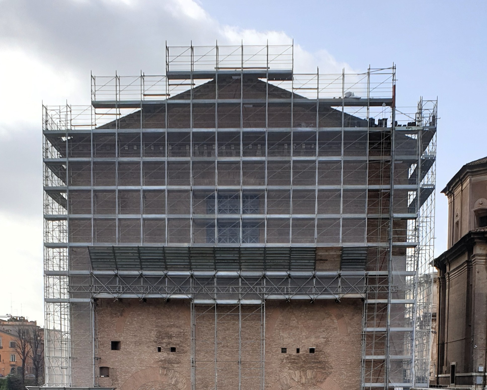 La facciata della Curia Iulia interamente ponteggiata