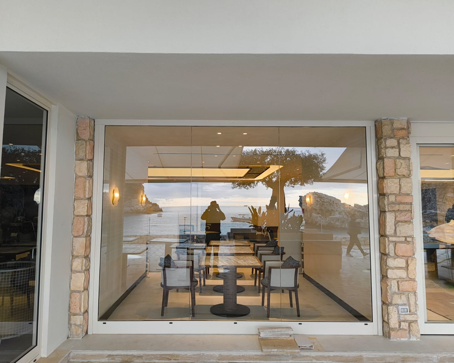 La grande vetrata del ristorante con vista sulla baia di Mazzarò