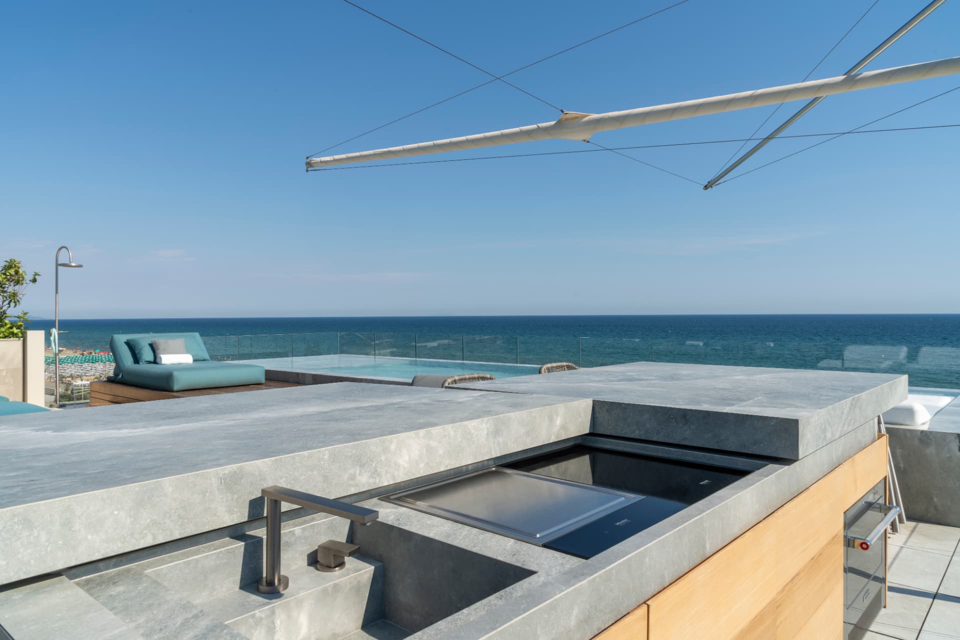 Piscina a sfioro e zona solarium con vista sull'orizzonte