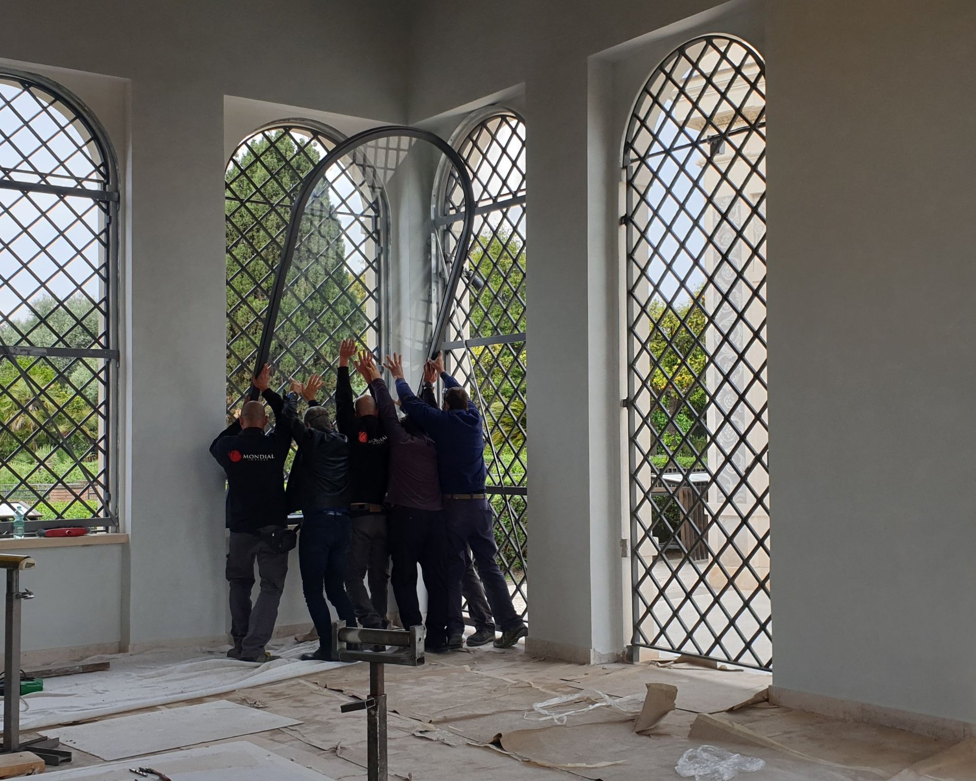 Sollevamento del serramento ad arco all'interno delle Uccelliere Farnesiane