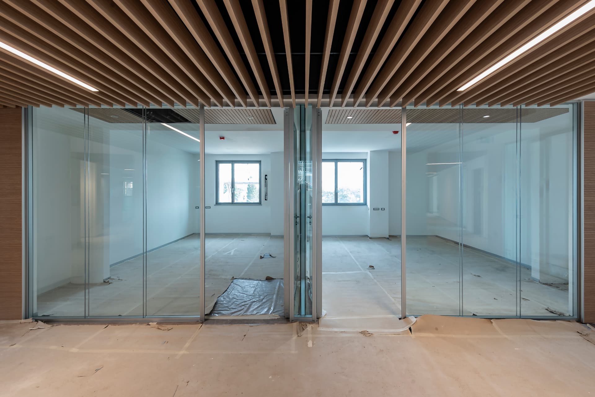 Sala interna con facciata vetrata e controsoffitto dogato