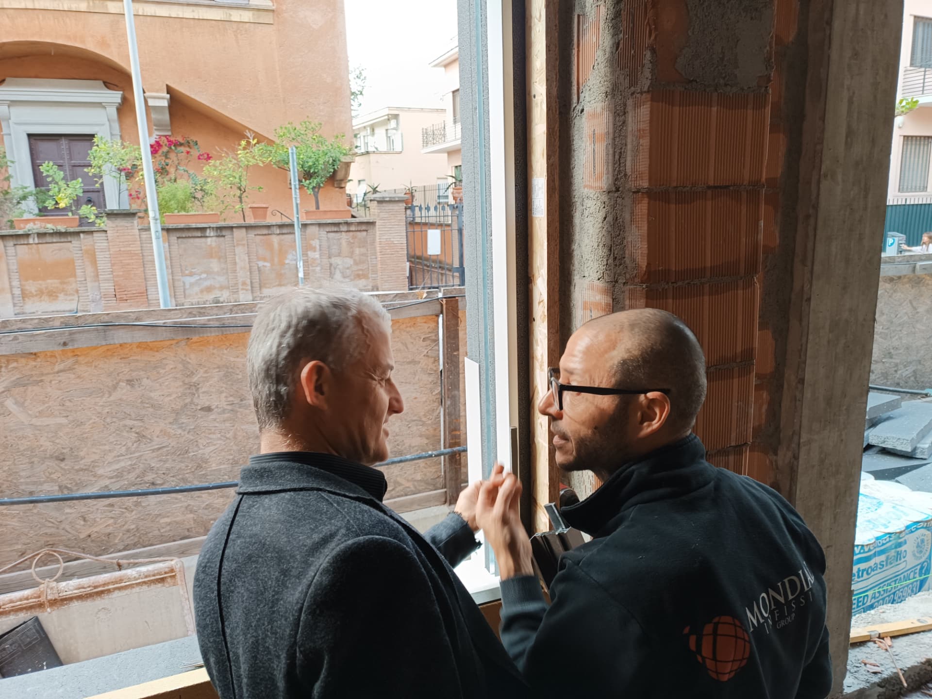 Controllo di precisione durante la posa di un serramento