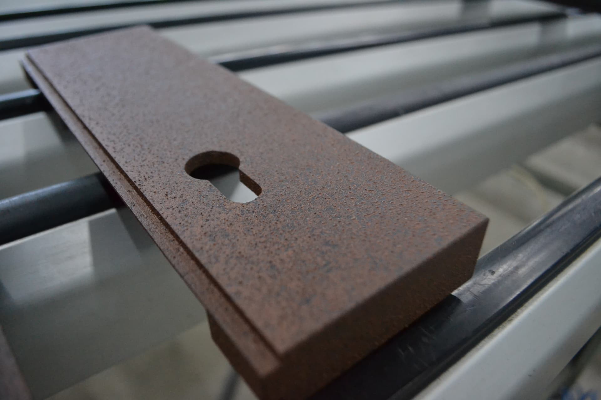 Dettaglio di maniglia in acciaio finitura corten