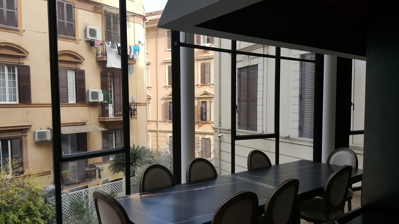 Vista sulla corte interna dalla vetrata a tutta altezza