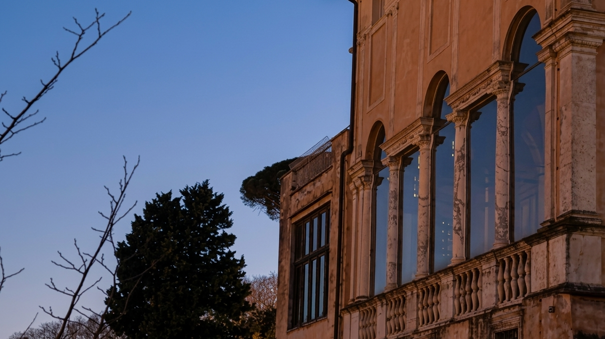 Prospetto esterno della loggia di Villa Lante al Gianicolo al tramonto