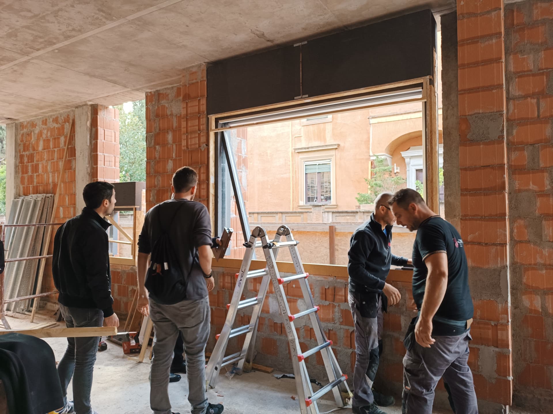 Squadra di posa al lavoro su un grande vano finestra