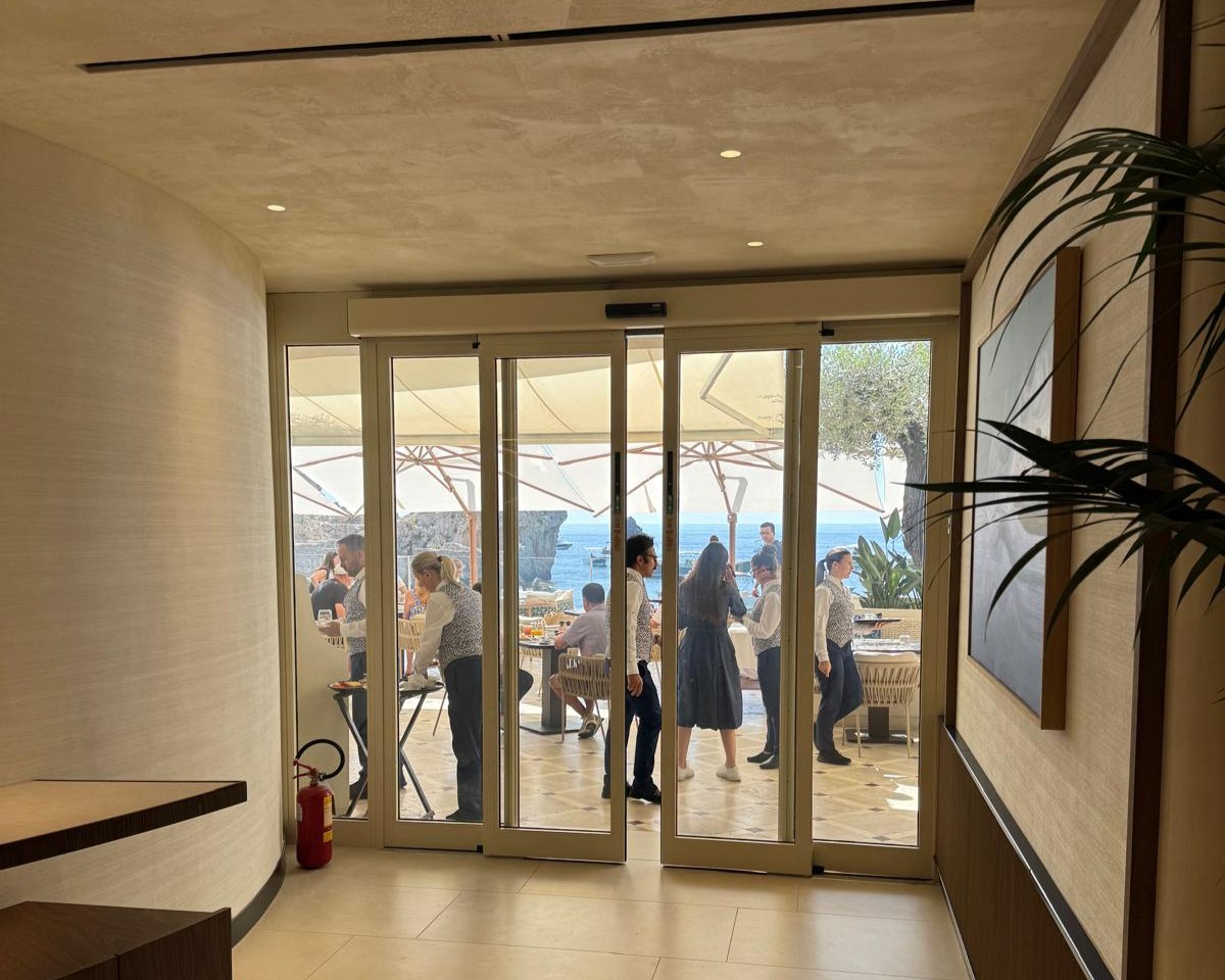 Porte automatiche della sala ristorante affacciata sulla baia