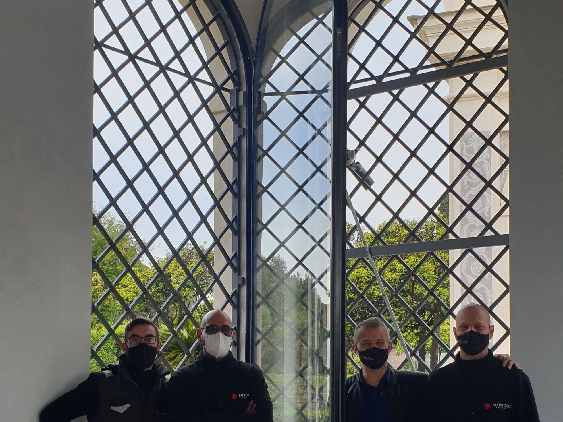 La squadra Mondial Infissi davanti alle vetrate installate