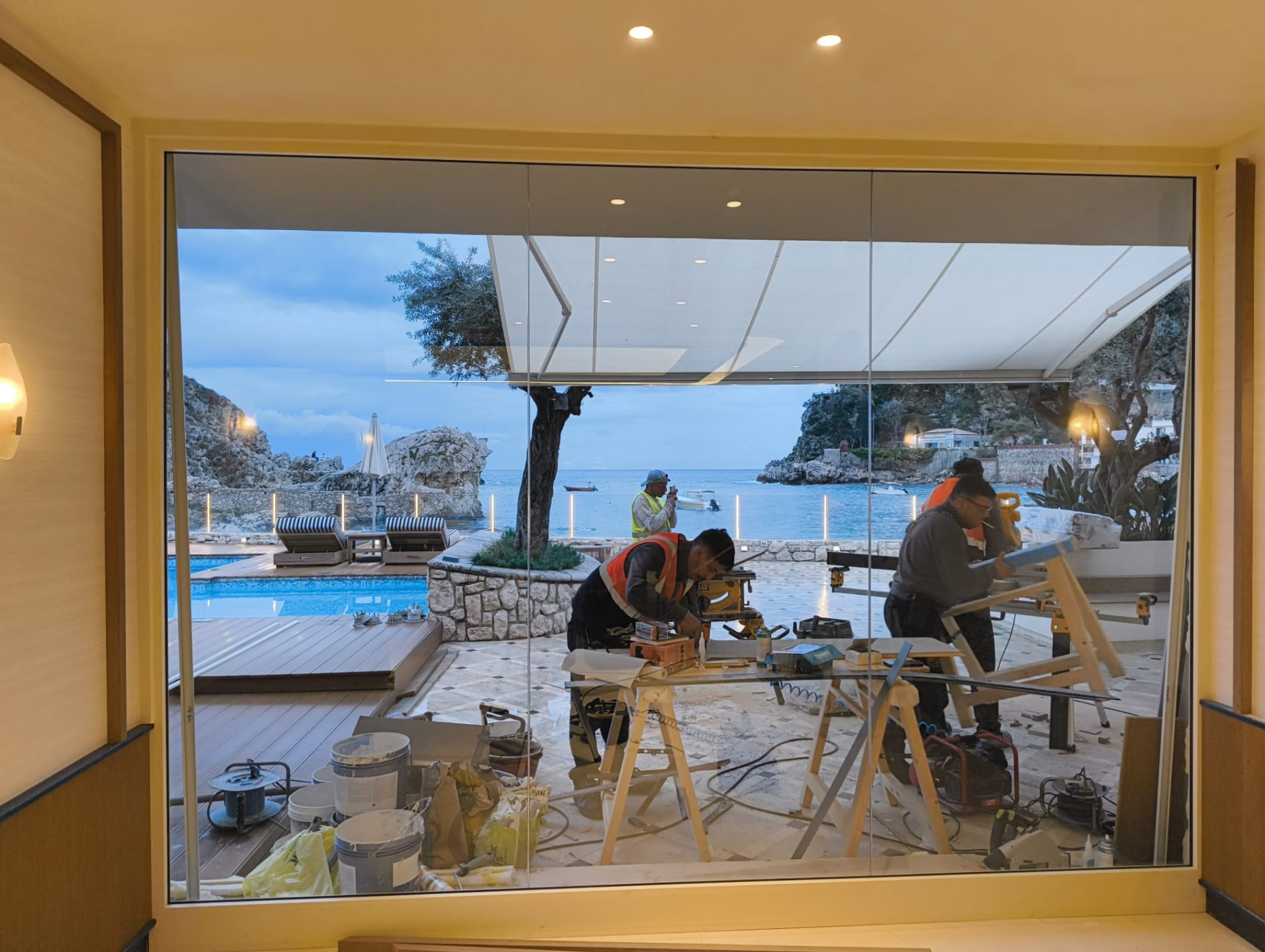 Squadra di posa al lavoro sulla terrazza affacciata sulla baia