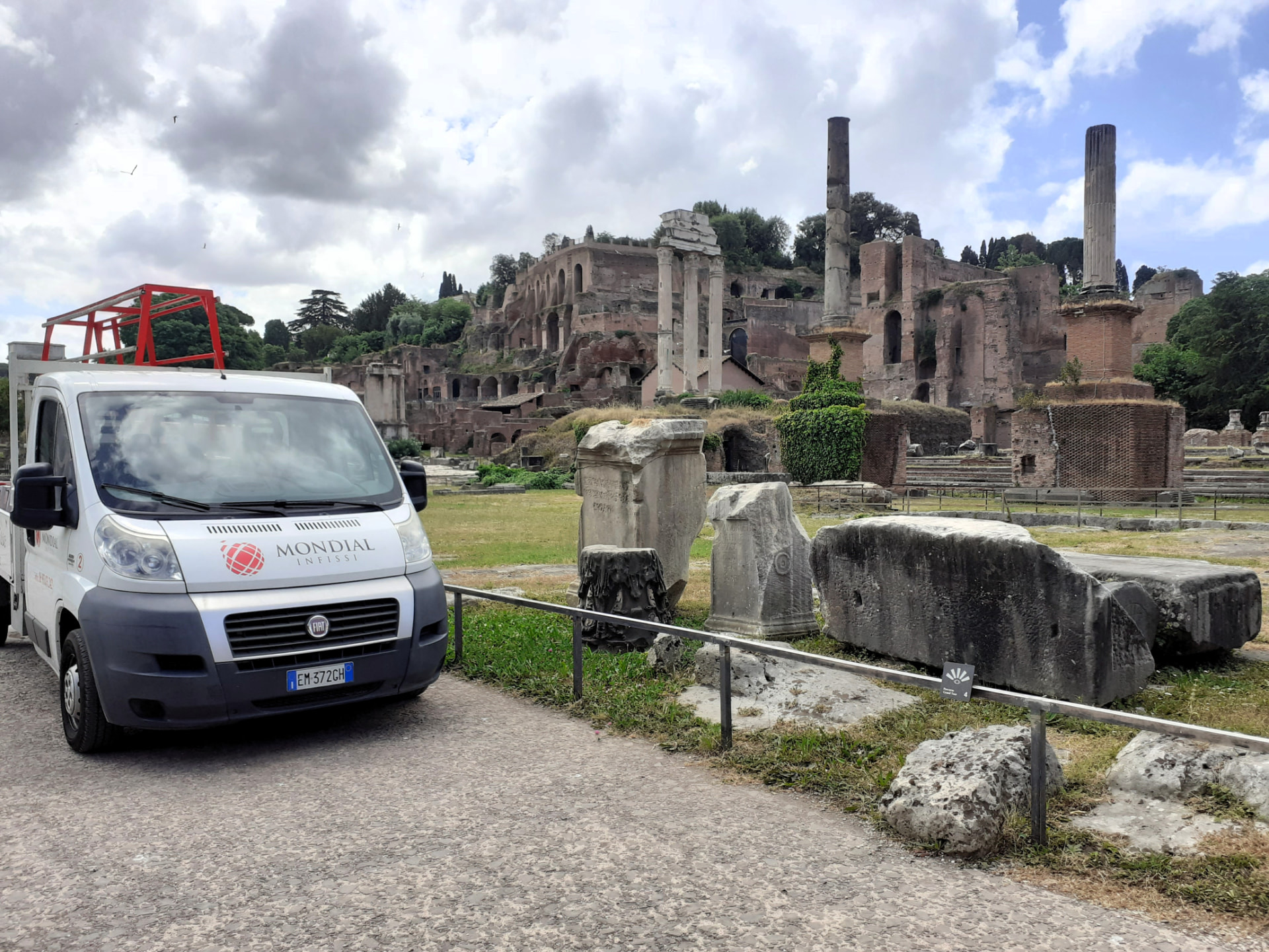 Il mezzo Mondial Infissi in consegna nel Foro Romano