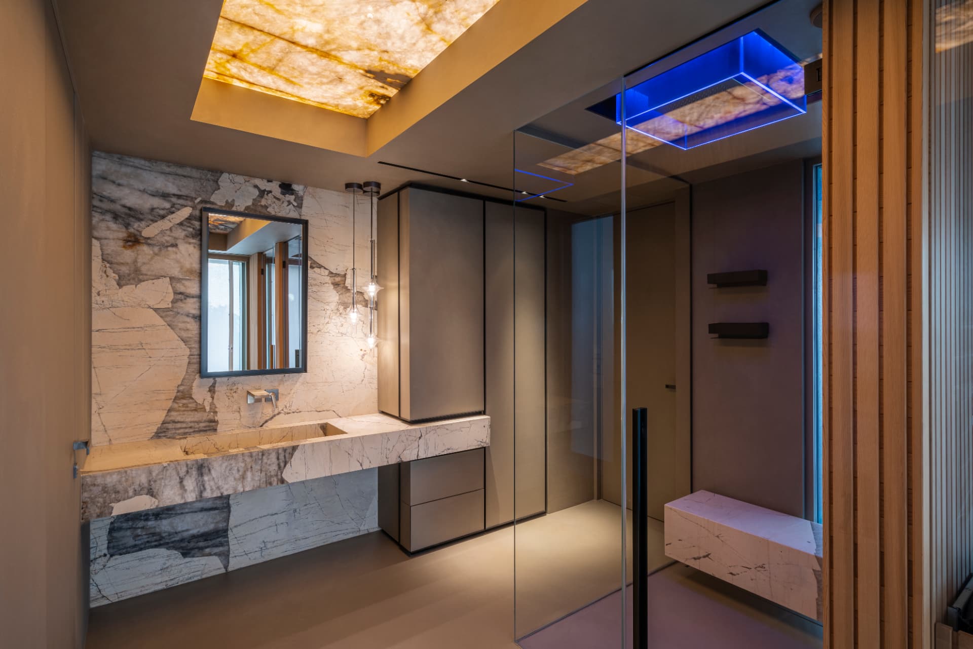 Bagno in marmo con finiture di pregio e luce naturale