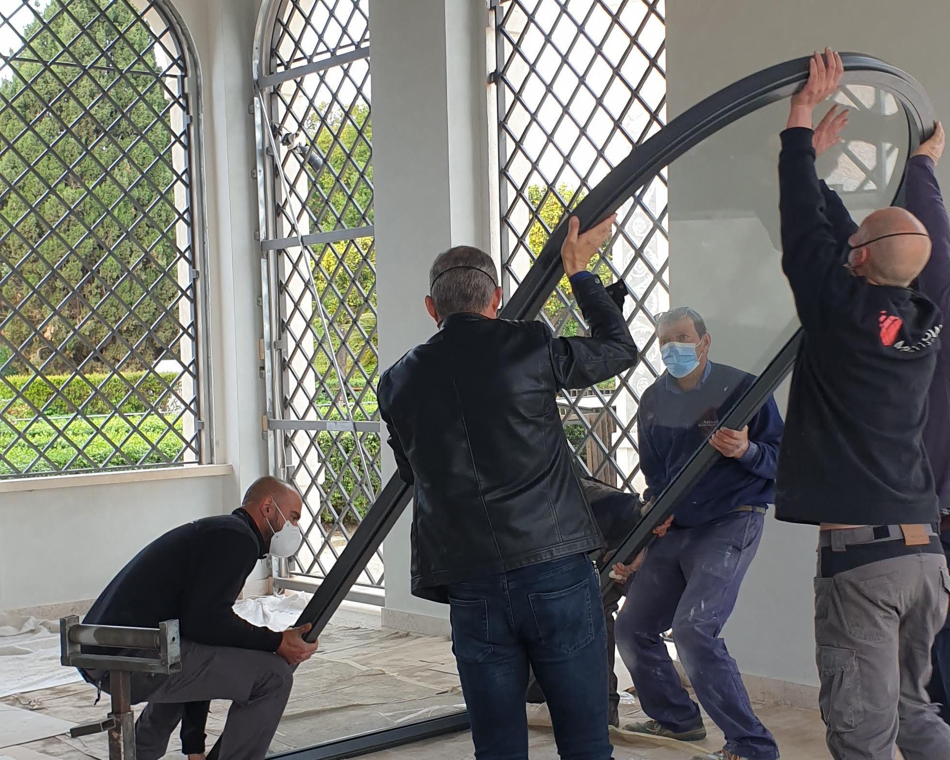 Movimentazione manuale della grande anta vetrata ad arco