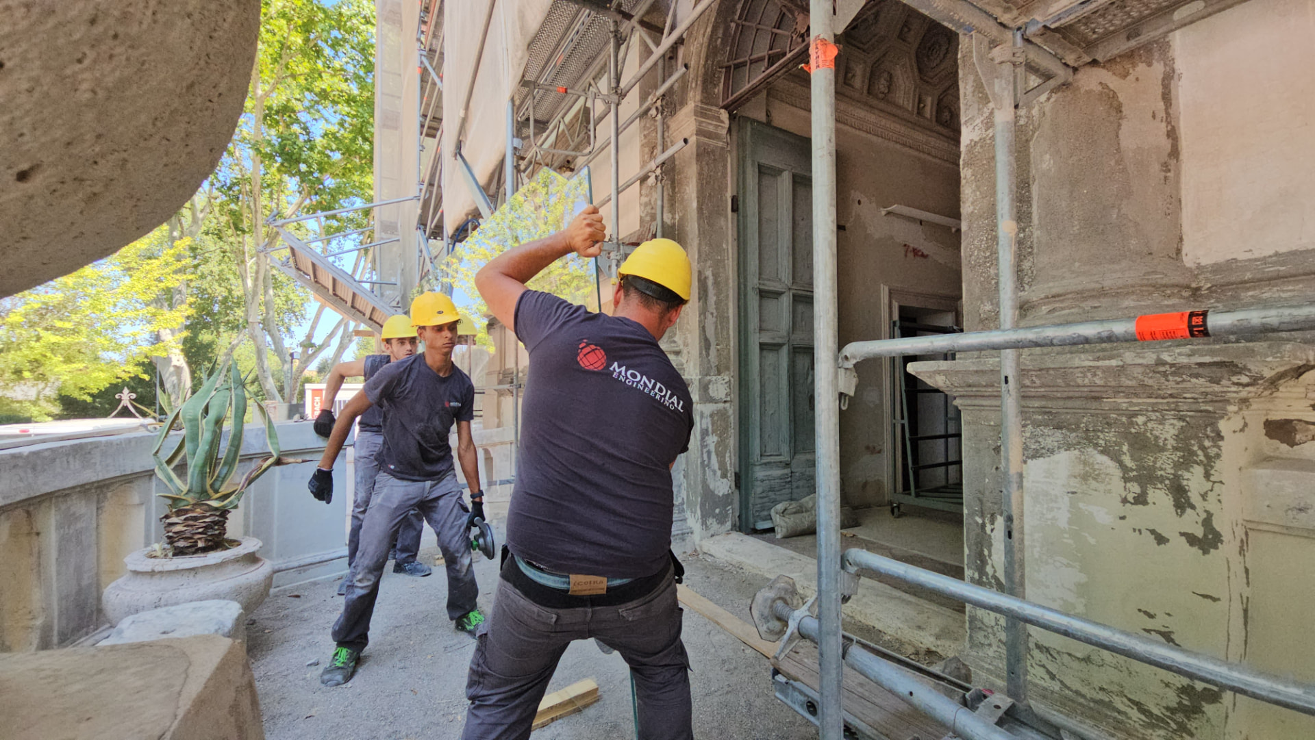 Movimentazione manuale di una lastra di vetro lungo il prospetto